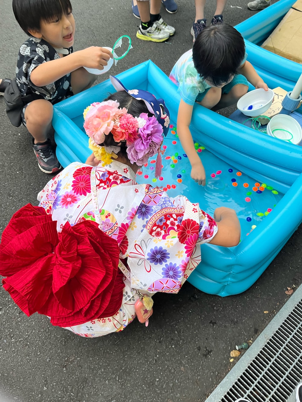 ブルー系のサンダル、ホワイト系の浴衣を着用したキッズの夏コーディネートの5枚目の写真