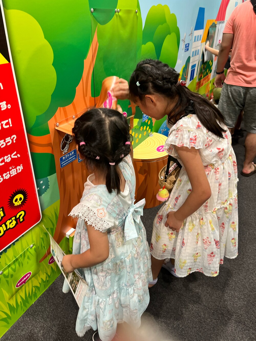 ホワイト系のワンピース、ベージュ系のかごバッグ、パープル系のサンダルを着用したキッズの夏コーディネートの4枚目の写真