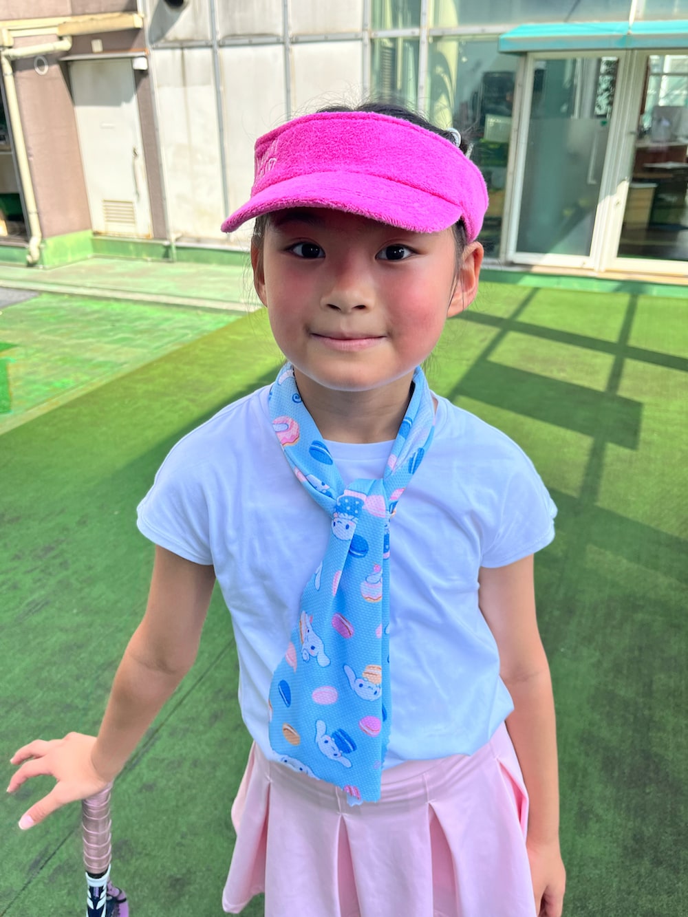 ホワイト系のTシャツ/カットソー、パープル系のスニーカー、ピンク系のスポーツグッズを着用したキッズの夏コーディネートの2枚目の写真