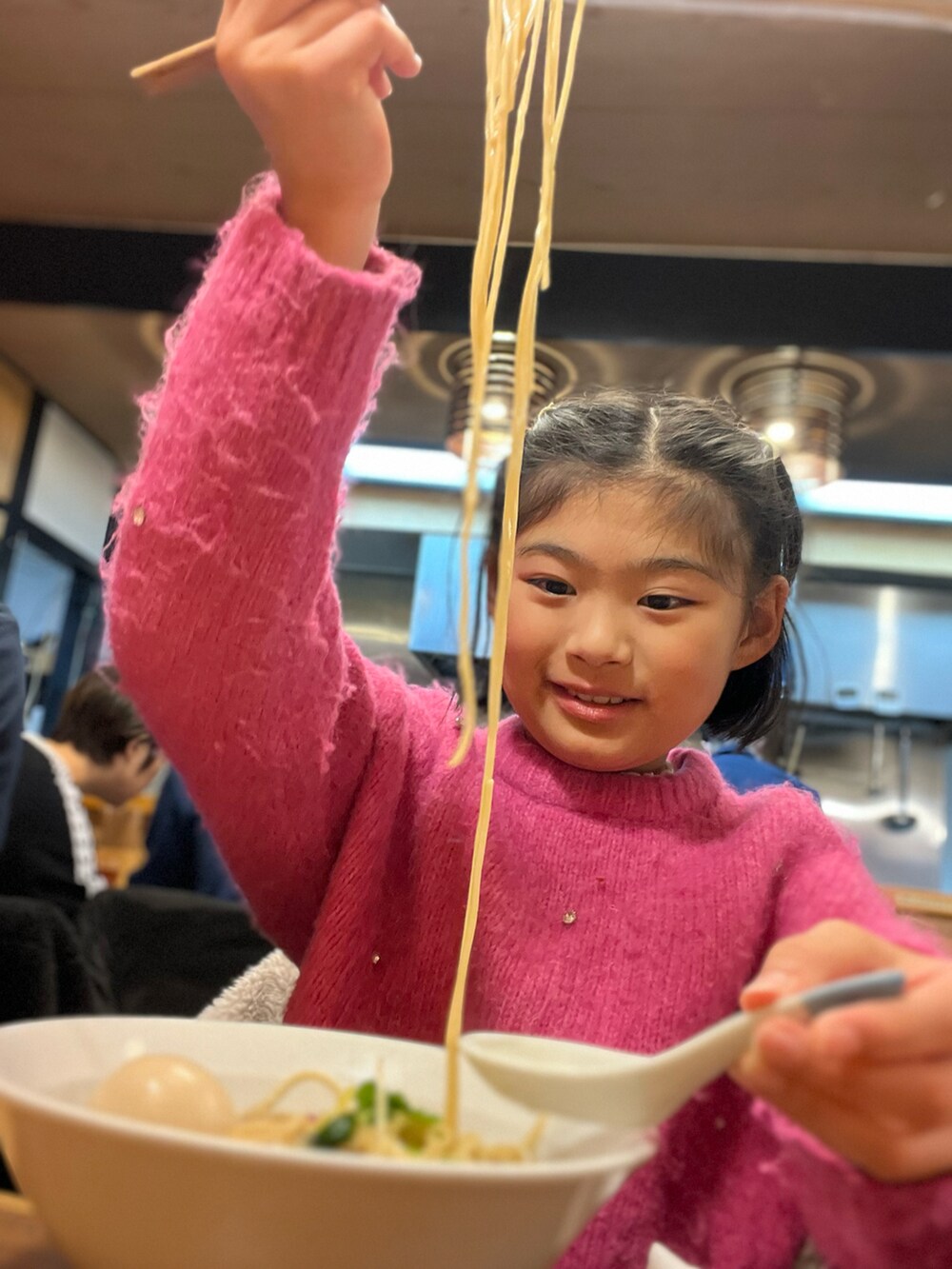 「ビジューニット、ZARA KIDS、セーター、モヘアニット、UGGムートン、ラーメン、ラーメン　心、冬を彩る色いろコーデ」｜「ZARA KIDSのアイテム（ニット/セーター、ピンク系）」を使った、springbluespringさん（キッズ・134cm）の冬コーディネートの2枚目の写真