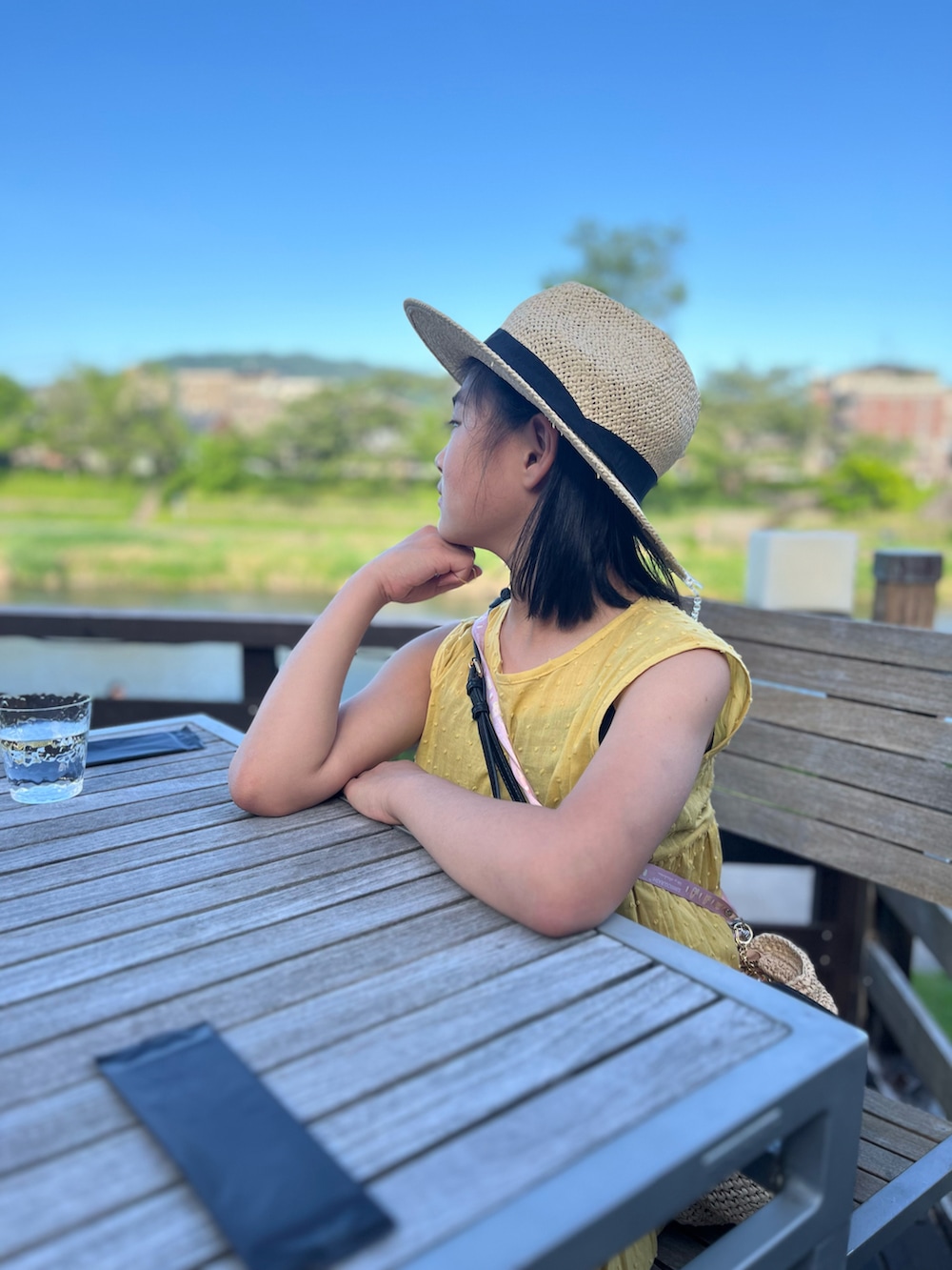 「京都、京都旅行、ワンピース、黄色ワンピース、スポサン、スポーツサンダル、ストローハット、麦わら帽子、小学生、鴨川沿い」｜「H&Mのアイテム（ハット、ベージュ系）」を使った、springbluespringさん（キッズ・136cm）の春コーディネートの2枚目の写真