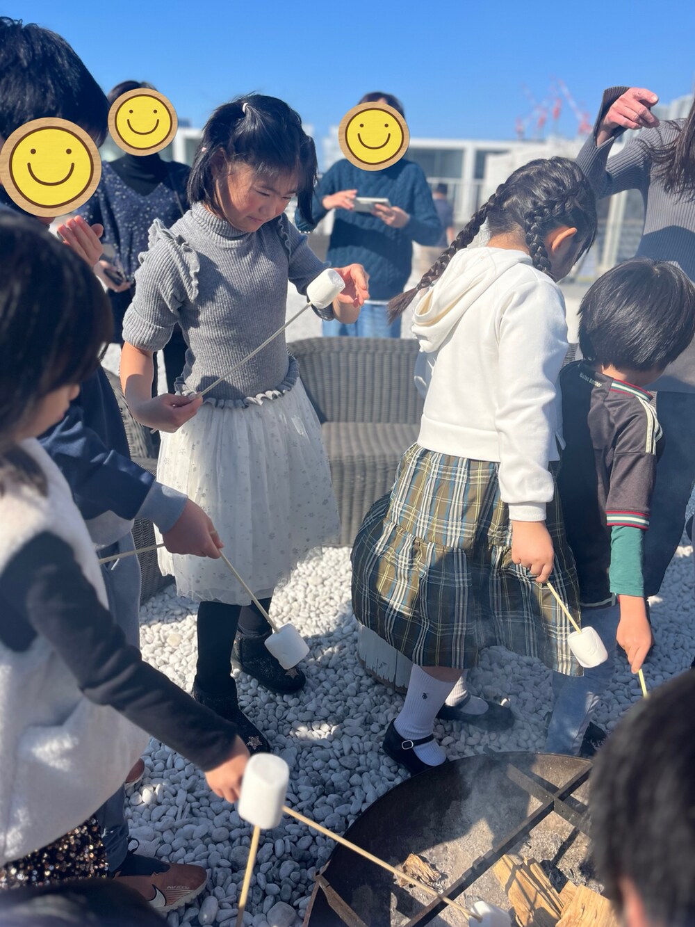 グレー系のドレスを着用したキッズの冬コーディネートの4枚目の写真