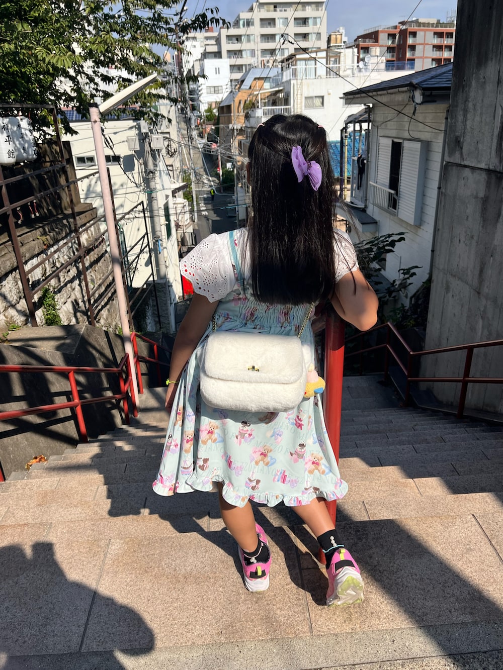 ブルー系のサロペット/オーバーオールを着用したキッズの秋コーディネートの4枚目の写真