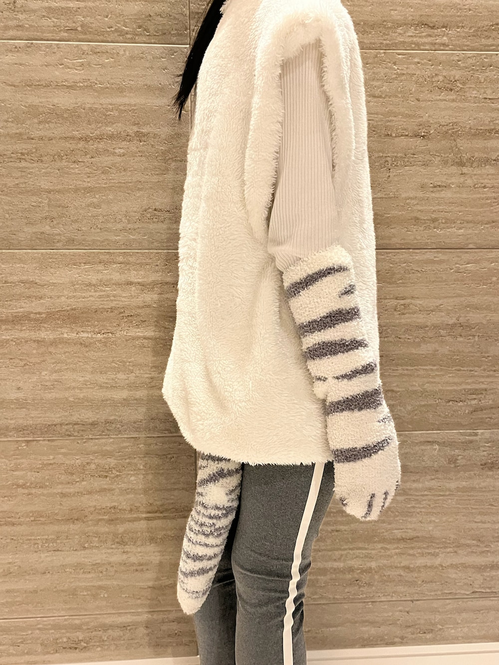 グレー系のその他パンツ、グレー系のソックス/靴下、ホワイト系のブランケットを着用したキッズの秋コーディネートの3枚目の写真