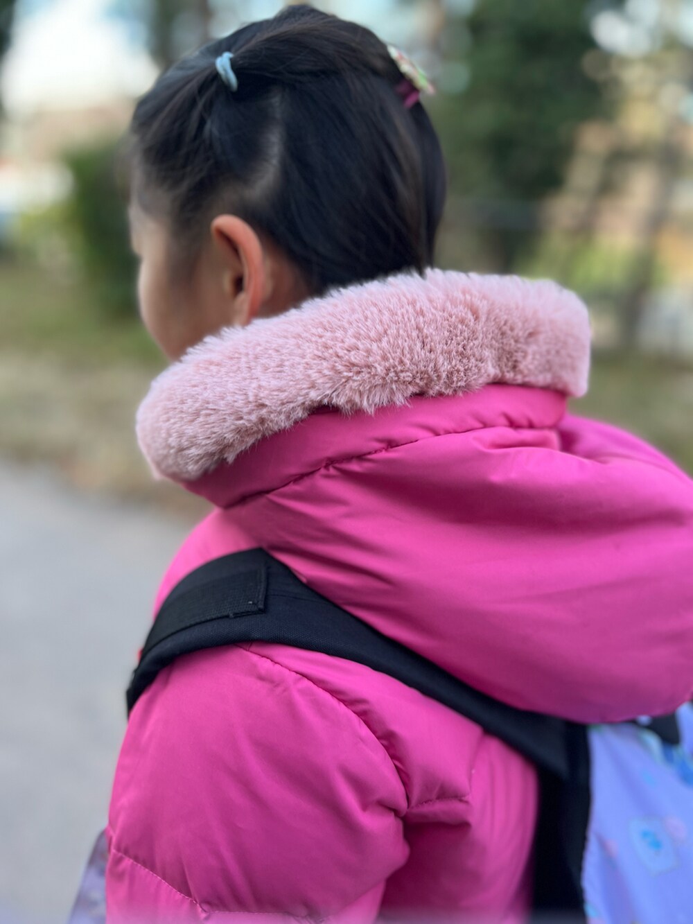 ピンク系のダウンジャケット/コートを着用したキッズの冬コーディネートの3枚目の写真