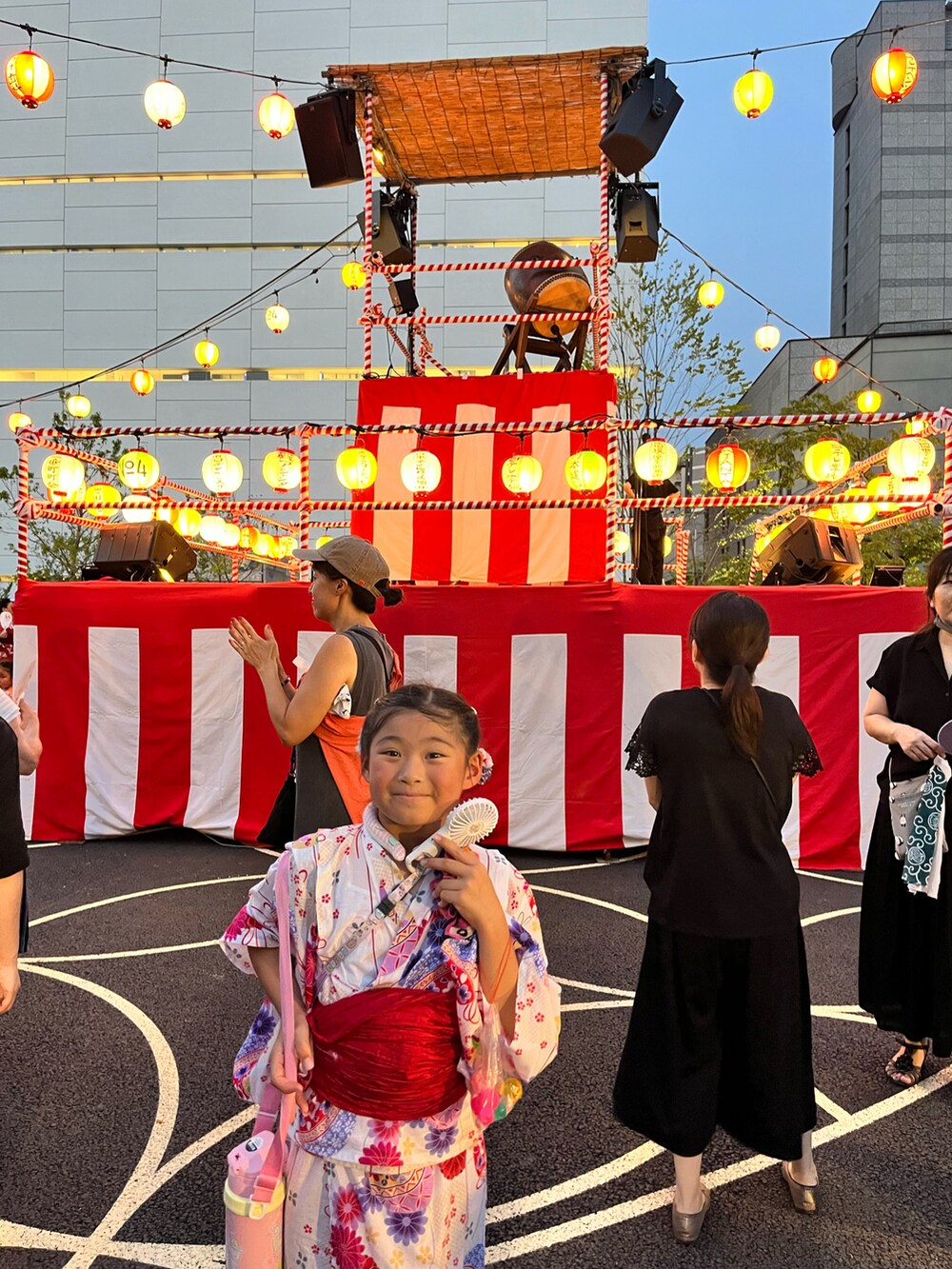 ホワイト系の浴衣を着用したキッズの夏コーディネートの2枚目の写真