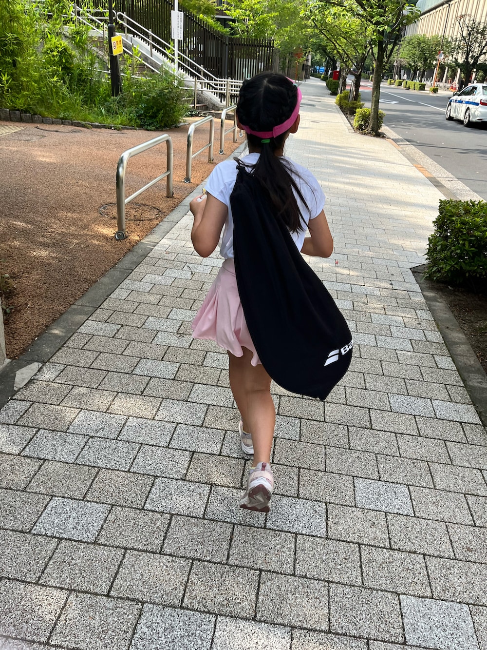 ホワイト系のTシャツ/カットソー、パープル系のスニーカー、ピンク系のスポーツグッズを着用したキッズの夏コーディネートの3枚目の写真