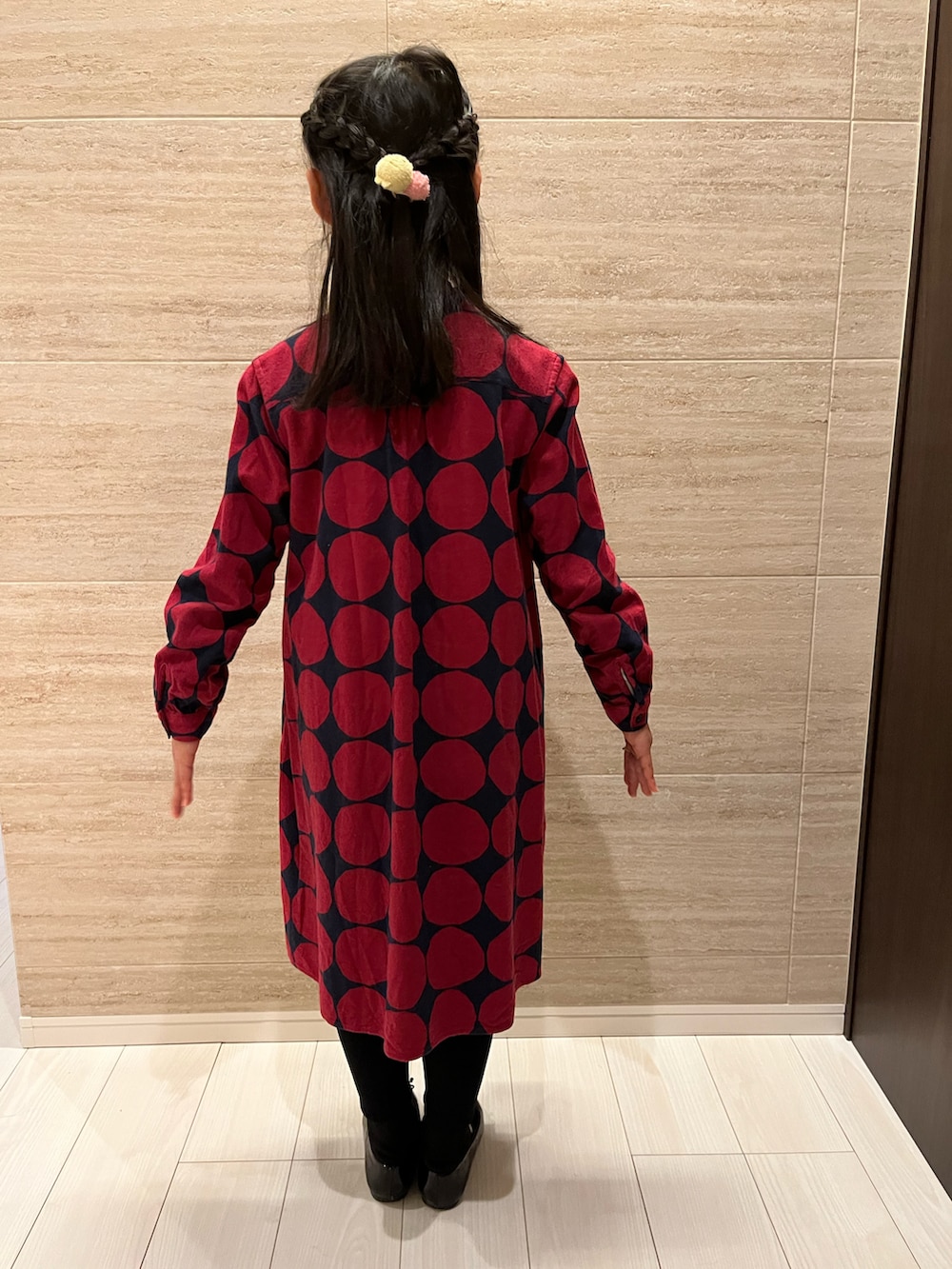 「シャツワンピース、シャツワンピ、UNIQLO、マリメッコ(marimekko)、UNIQLO✖️marimekko、小学生、小学生コーデ、小学生ファッション、小学生女子」｜「UNIQLOのアイテム（シャツワンピース、レッド系）」を使った、springbluespringさん（キッズ・130cm）の冬コーディネートの3枚目の写真