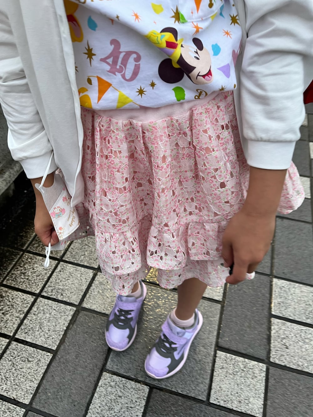 「小学生、スカパン、Mezzo Piano、Skechers」｜「ディズニーランド40周年のアイテム（Tシャツ/カットソー、その他）」を使った、springbluespringさん（キッズ・130cm）の夏コーディネートの2枚目の写真