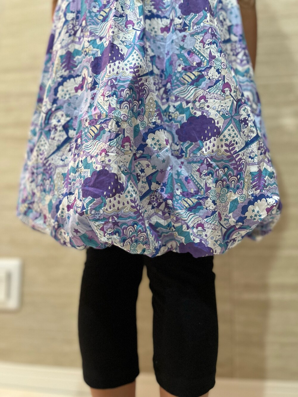 ブルー系のワンピース、ブラック系のその他パンツを着用したキッズの秋コーディネートの4枚目の写真