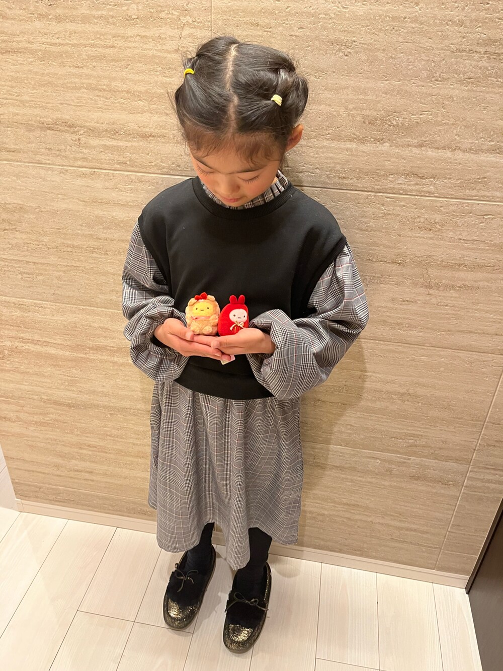 ブラック系のワンピース、ブラック系のローファー、ブラック系のレギンス/スパッツを着用したキッズの冬コーディネートの3枚目の写真