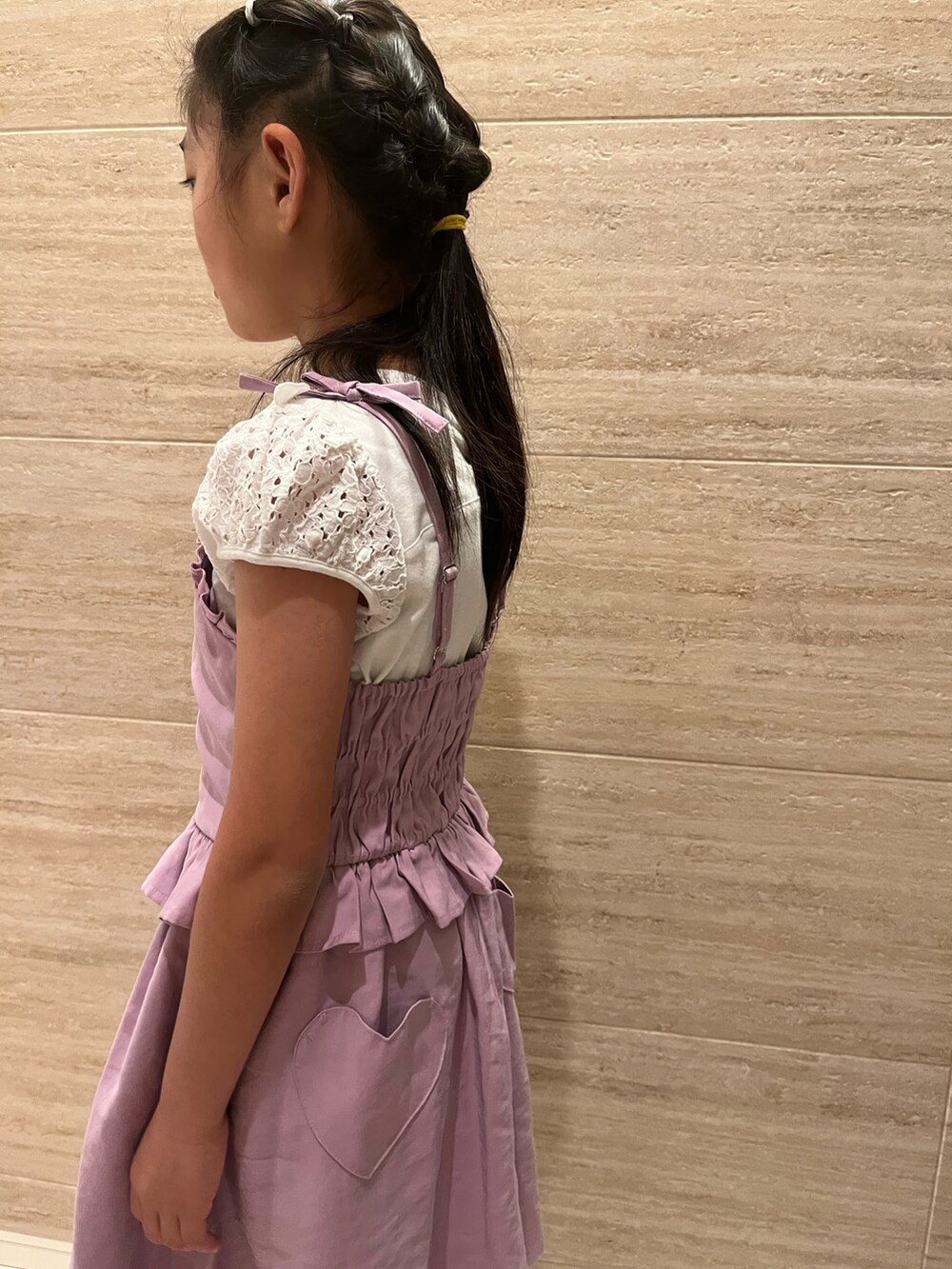 「朝勉、メゾピアノ、ジャンパースカート、パフスリーブ、小学生、スニーカー」｜「mezzo pianoのアイテム（ジャンパースカート、ピンク系）」を使った、springbluespringさん（キッズ・130cm）の春コーディネートの3枚目の写真