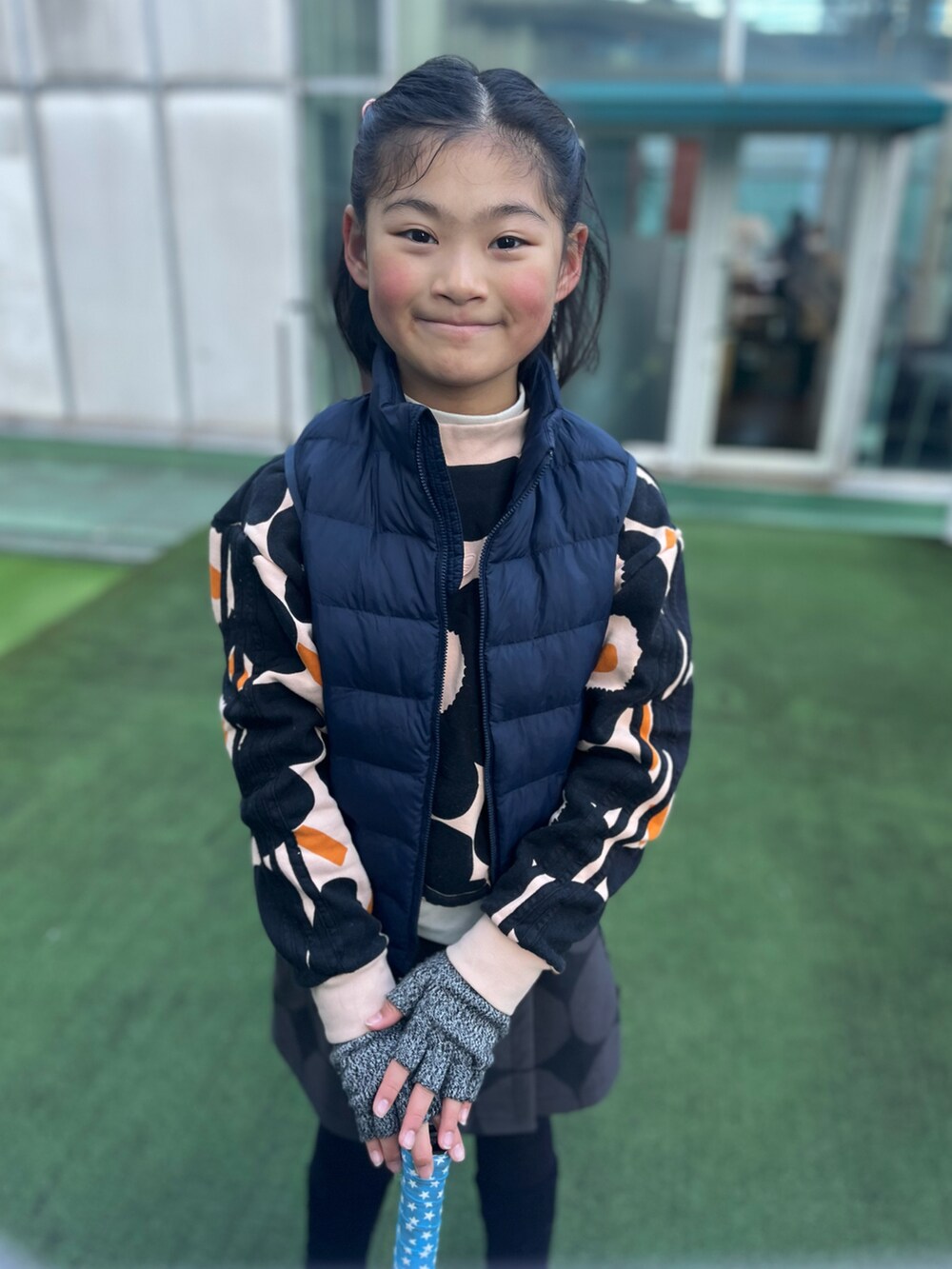 「バボラー、UNIQLO、marimekko、スカパン、テニス、ダウンベスト、スポーツウェア、スニーカー、adidas、小学生」｜「adidas✖️marimekkoのアイテム（スウェット、ブラック系）」を使った、springbluespringさん（キッズ・136cm）の春コーディネートの4枚目の写真