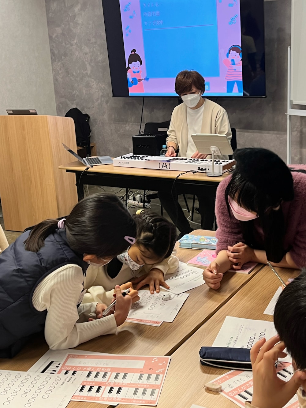 ホワイト系のスウェット、ブラック系のショルダーバッグ、パープル系のスニーカーを着用したキッズの冬コーディネートの4枚目の写真