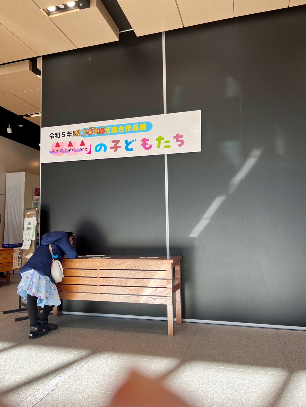 ブルー系のワンピース、ブルー系のダウンジャケット/コートを着用したキッズの冬コーディネートの2枚目の写真