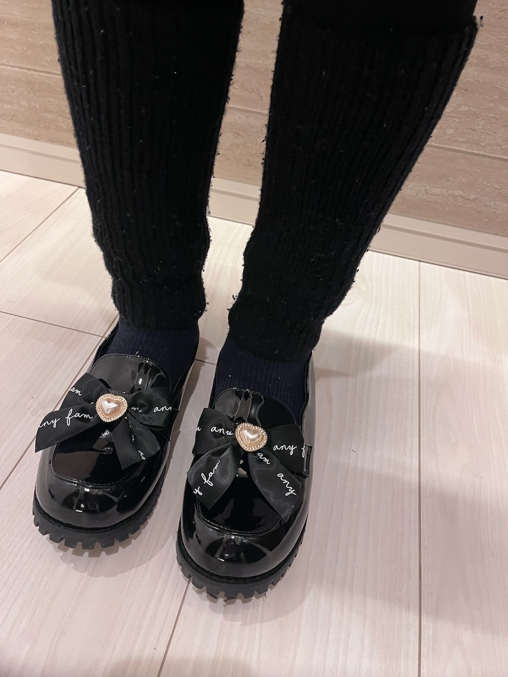 ブラック系のワンピース、ブラック系のノーカラージャケット、ブラック系のローファーを着用したキッズの冬コーディネートの4枚目の写真