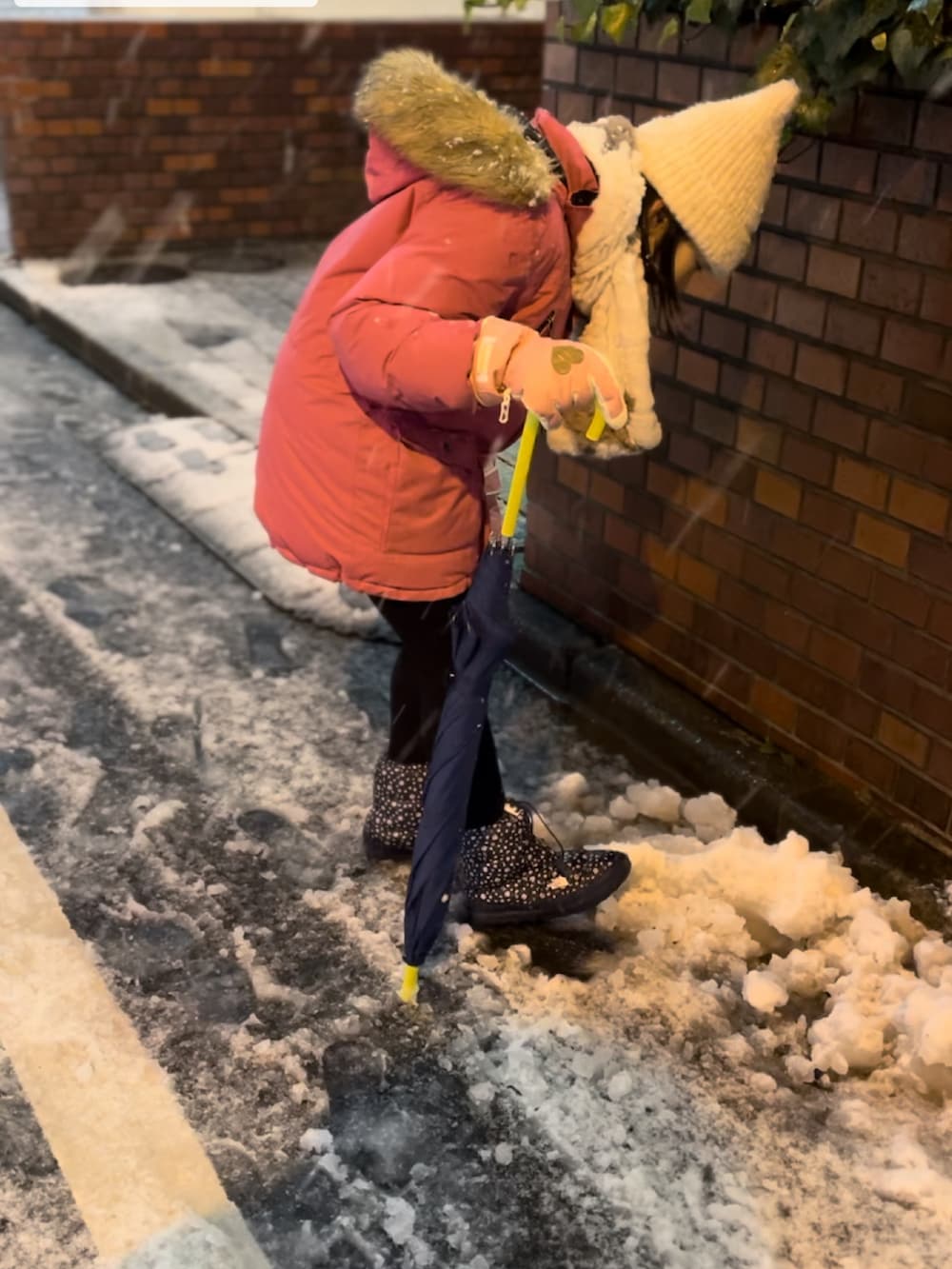 ピンク系のダウンジャケット/コート、ブルー系のブーツ、ベージュ系のニットキャップ/ビーニーを着用したキッズの冬コーディネートの4枚目の写真