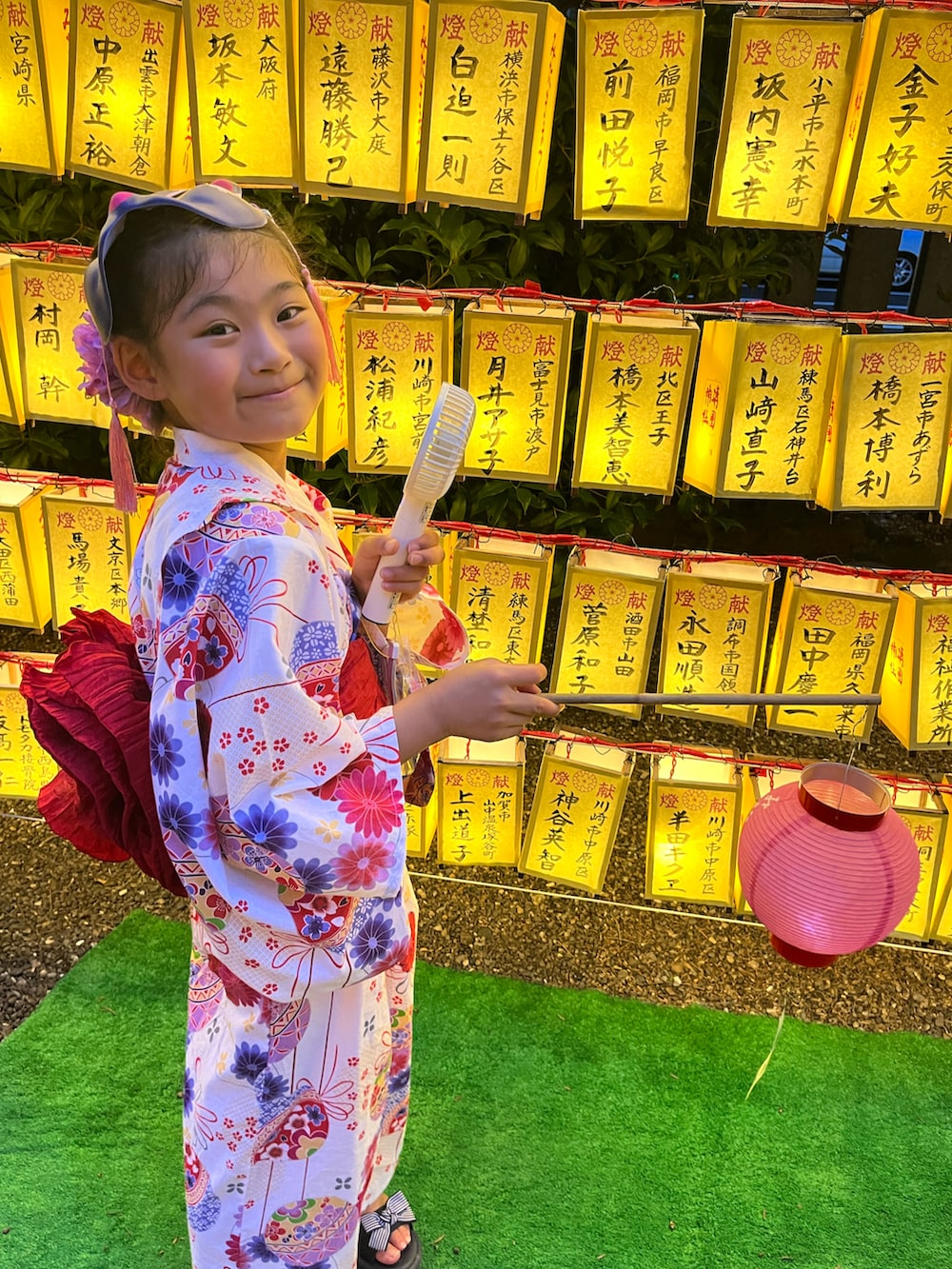 ブルー系のサンダル、ホワイト系の浴衣を着用したキッズの夏コーディネートの2枚目の写真