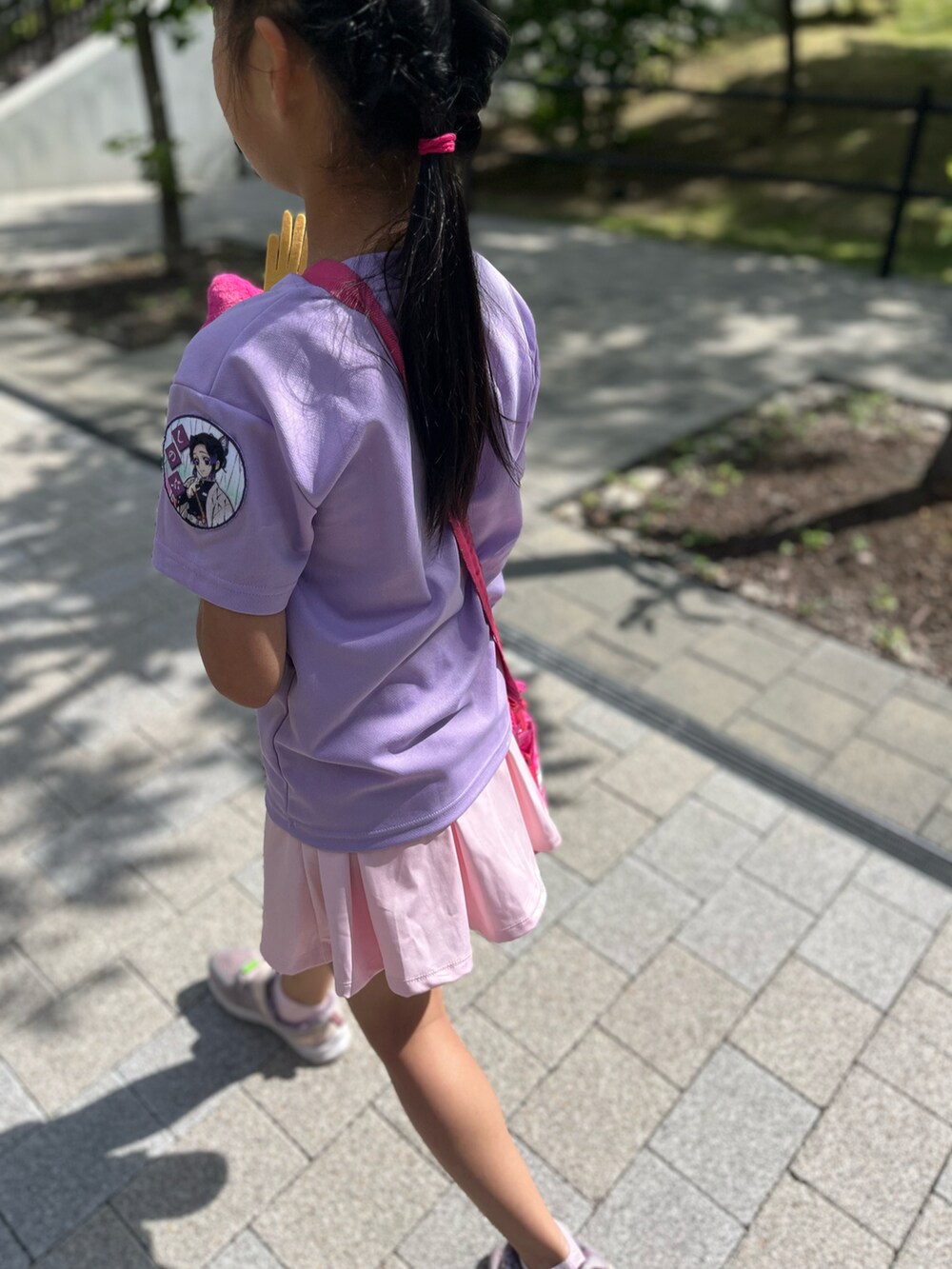 パープル系のTシャツ/カットソー、ピンク系のスニーカー、ピンク系のスポーツグッズを着用したキッズの春コーディネートの2枚目の写真