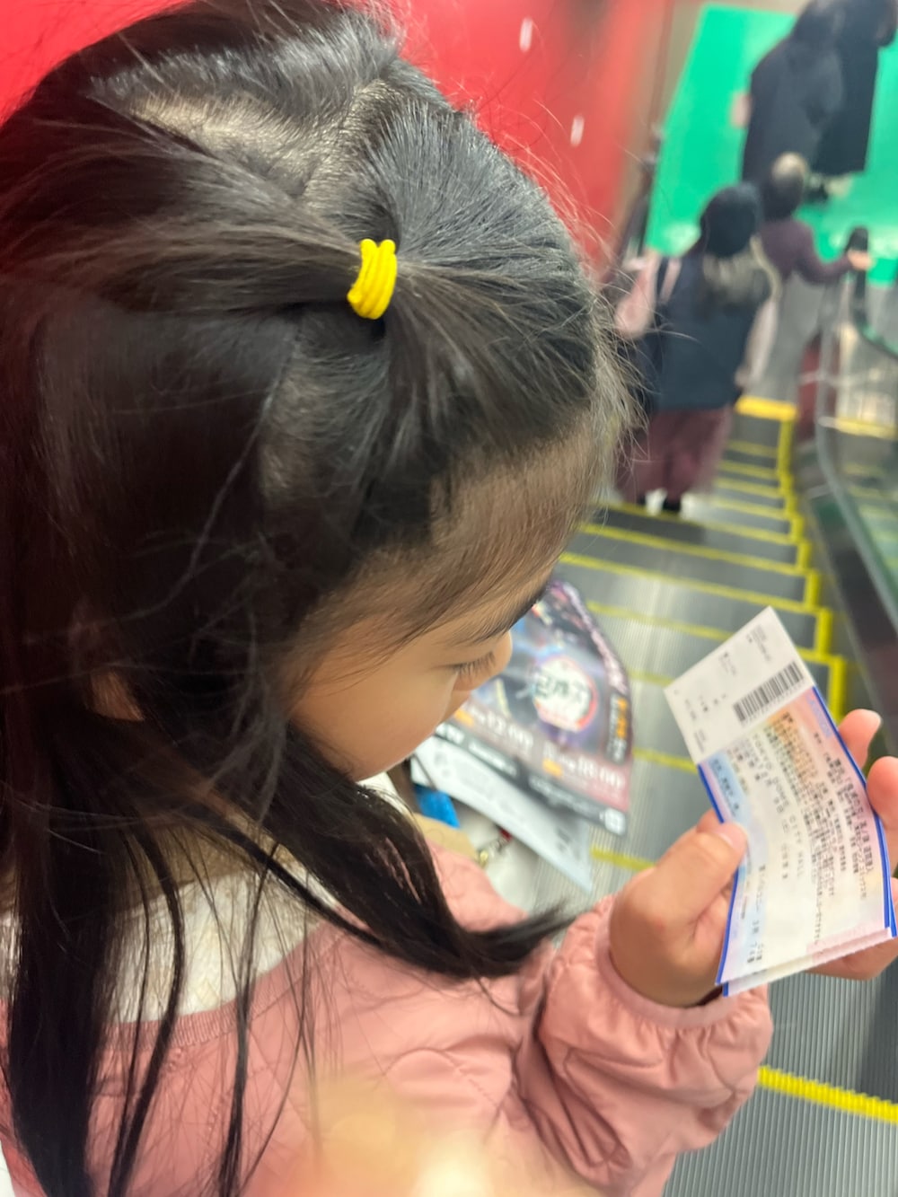 ホワイト系のドレス、ホワイト系のショルダーバッグ、ブラック系のパンプスを着用したキッズの冬コーディネートの3枚目の写真