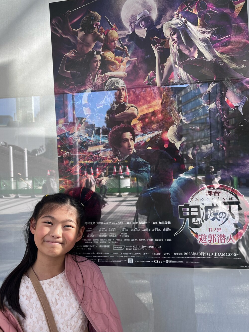 ホワイト系のドレス、ホワイト系のショルダーバッグ、ブラック系のパンプスを着用したキッズの冬コーディネートの4枚目の写真