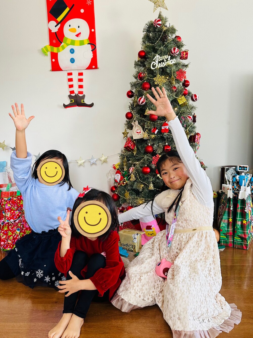 ホワイト系のドレスを着用したキッズの冬コーディネートの2枚目の写真