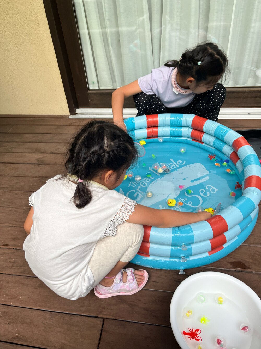 パープル系のTシャツ/カットソー、ブラック系のその他パンツを着用したキッズの夏コーディネートの5枚目の写真