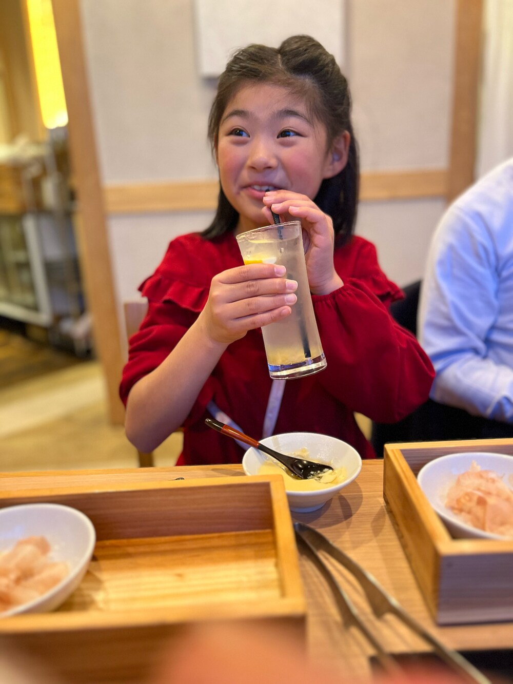 レッド系のワンピースを着用したキッズの春コーディネートの2枚目の写真