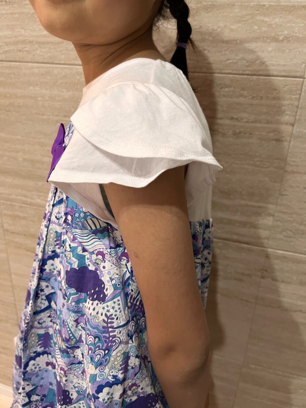 ブルー系のワンピース、ブラック系のその他パンツを着用したキッズの秋コーディネートの2枚目の写真