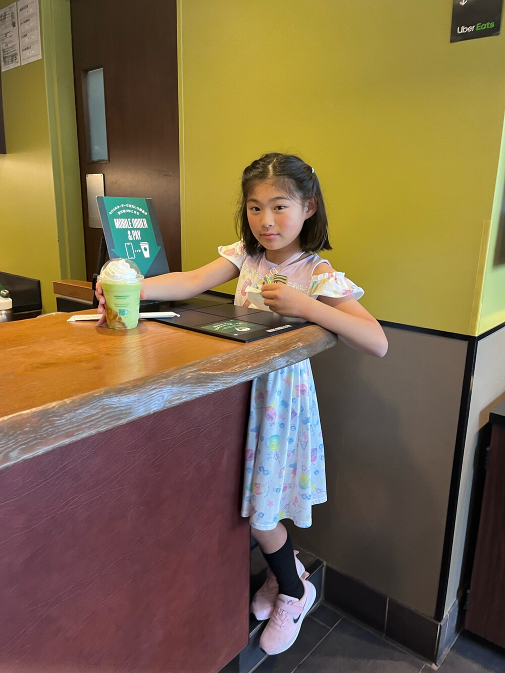 ピンク系のワンピース、ピンク系のスニーカーを着用したキッズの春コーディネートの4枚目の写真