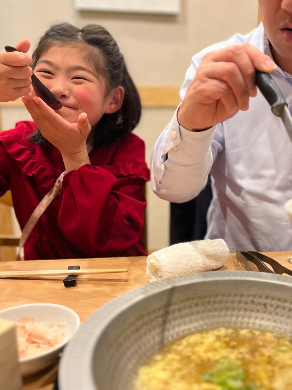レッド系のワンピースを着用したキッズの春コーディネートの4枚目の写真