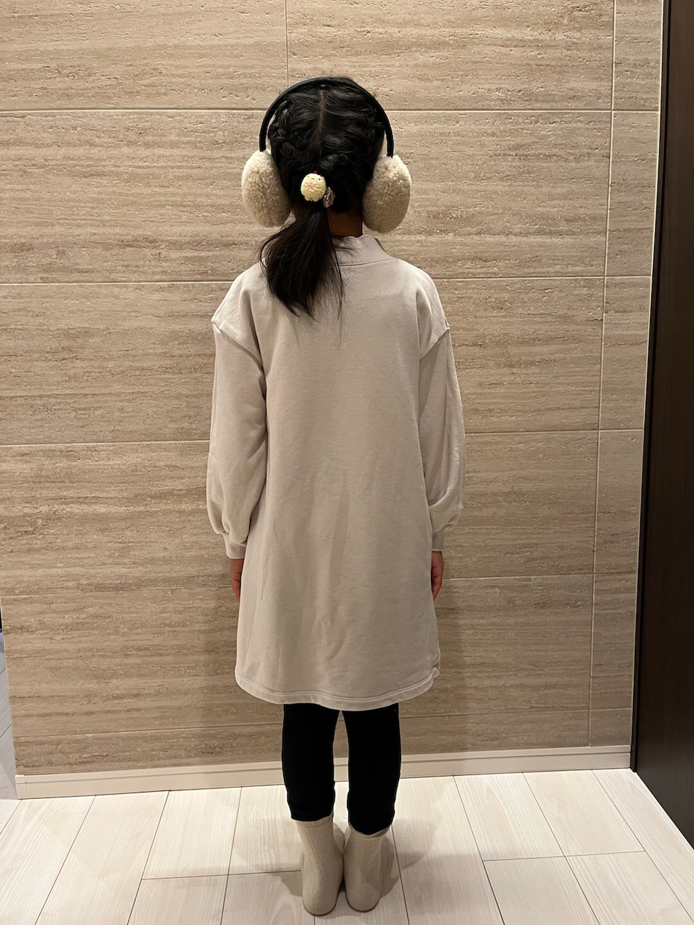 ホワイト系のワンピース、ピンク系のスニーカー、ホワイト系のソックス/靴下を着用したキッズの秋コーディネートの3枚目の写真