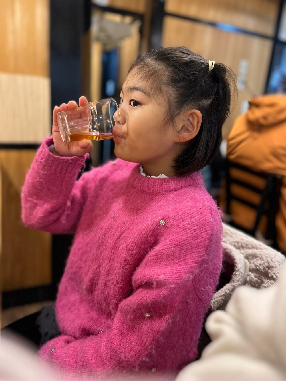 「ビジューニット、ZARA KIDS、セーター、モヘアニット、UGGムートン、ラーメン、ラーメン　心、冬を彩る色いろコーデ」｜「ZARA KIDSのアイテム（ニット/セーター、ピンク系）」を使った、springbluespringさん（キッズ・134cm）の冬コーディネートの3枚目の写真