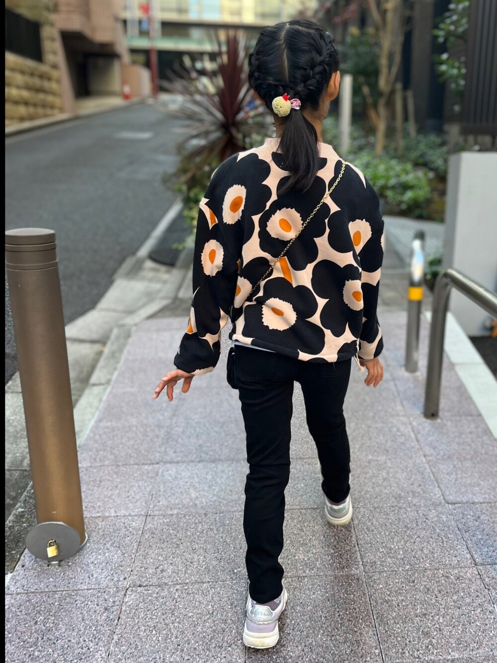 ブラック系のスウェット、ブラック系のパンツ、ピンク系のスニーカーを着用したキッズの秋コーディネートの2枚目の写真