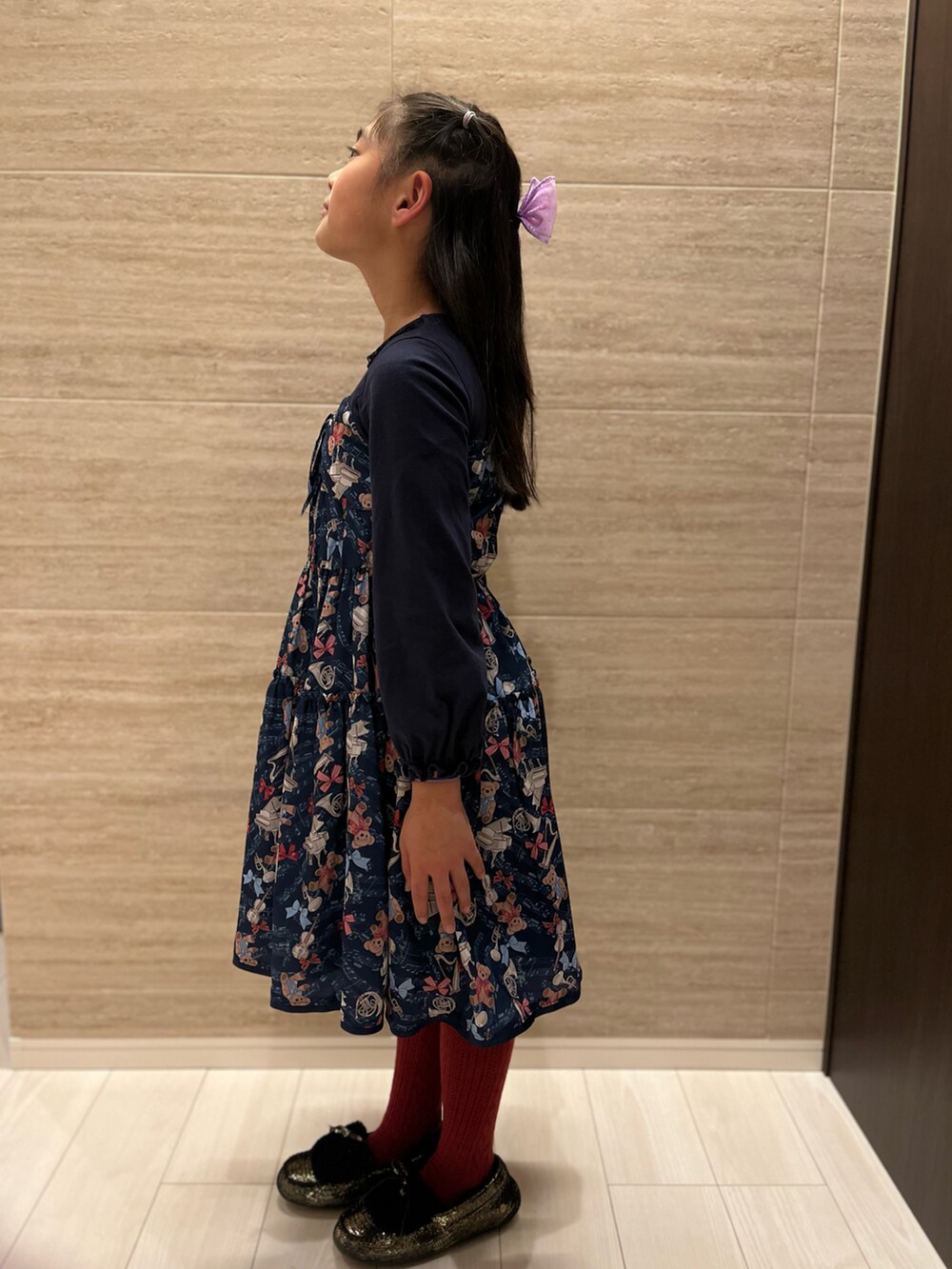 ブルー系のワンピース、ブラック系のモカシン/デッキシューズ、レッド系のソックス/靴下を着用したキッズの秋コーディネートの2枚目の写真