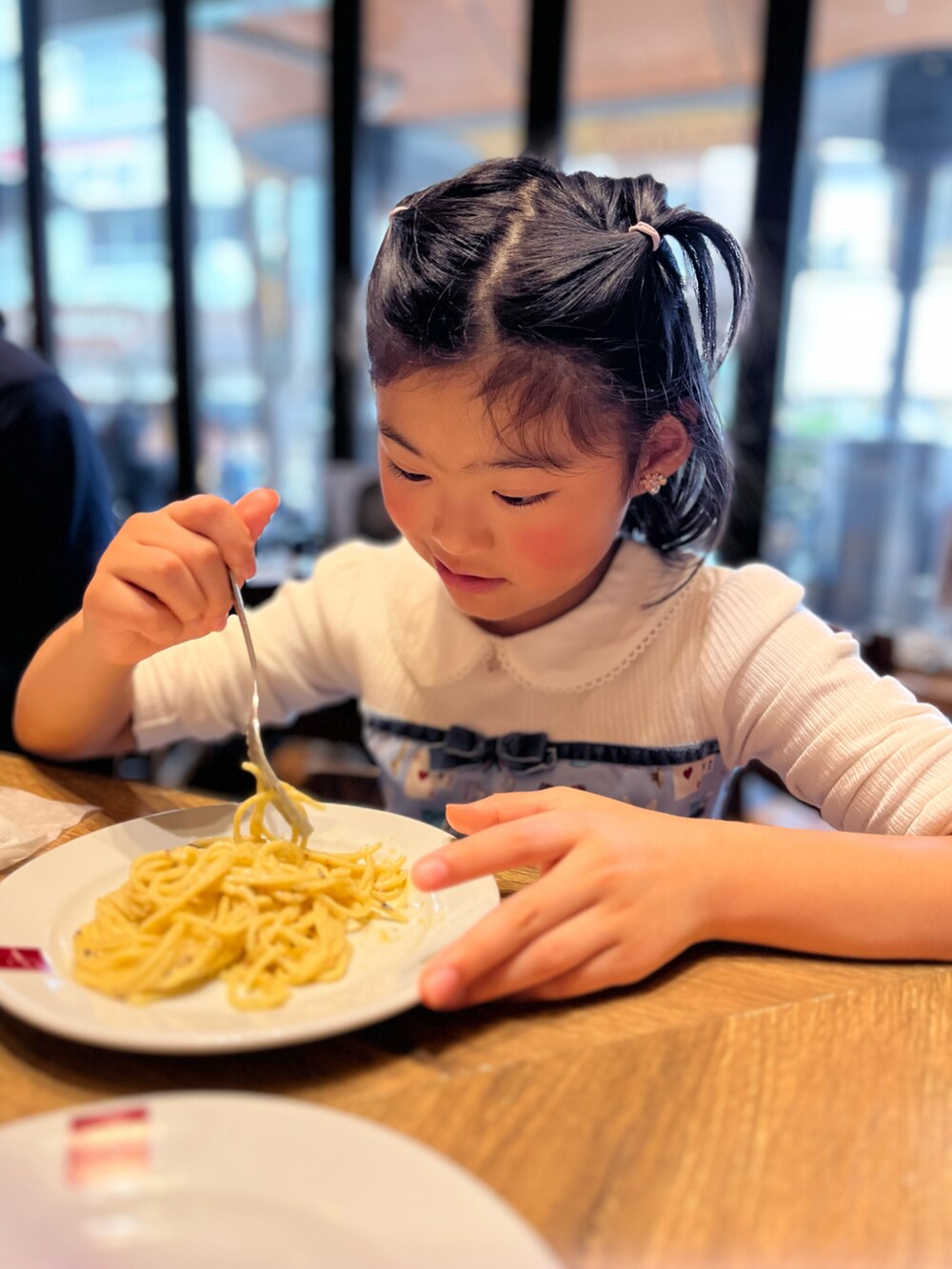 ブルー系のワンピースを着用したキッズの冬コーディネートの4枚目の写真