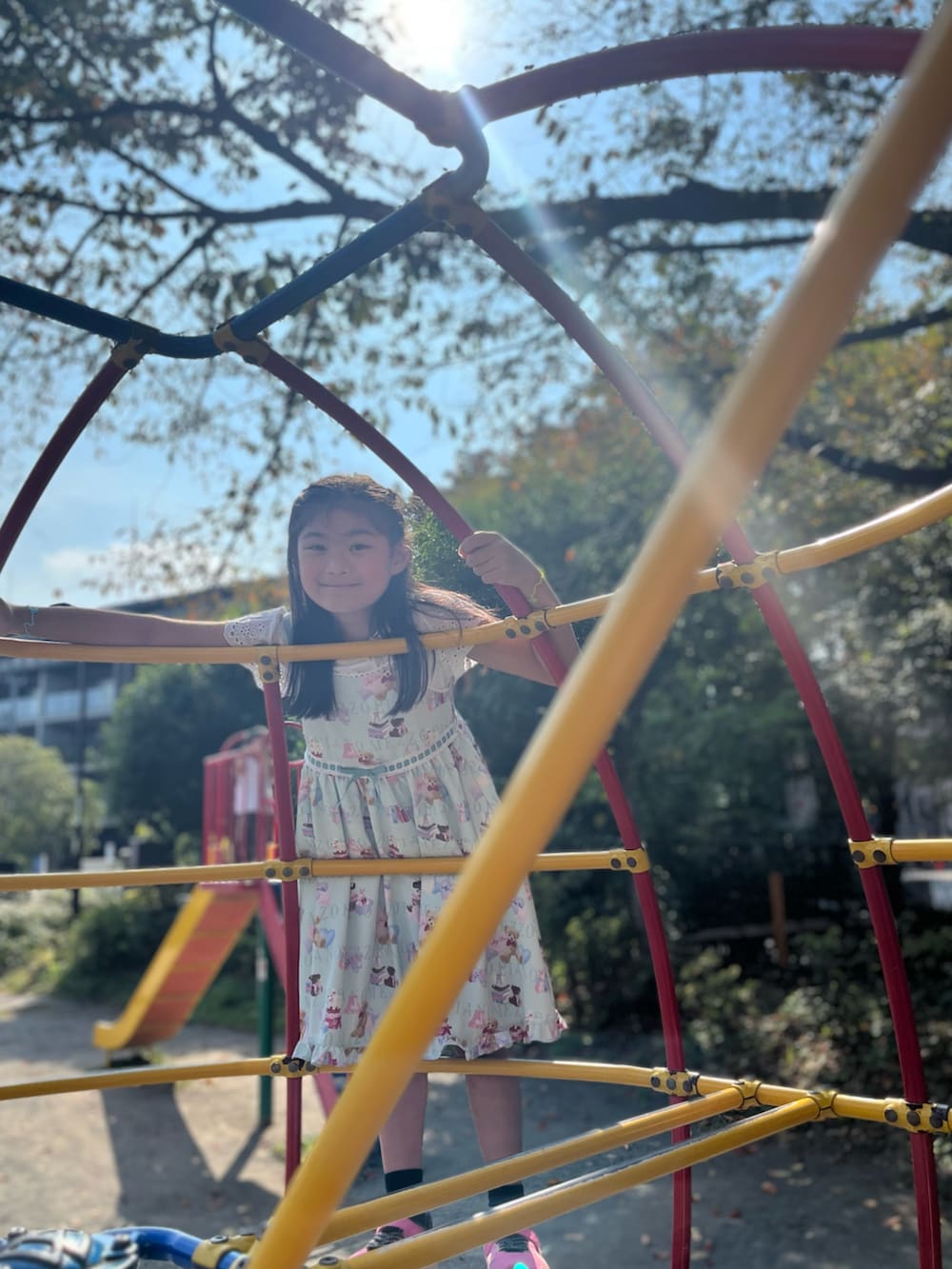 ブルー系のサロペット/オーバーオールを着用したキッズの秋コーディネートの5枚目の写真