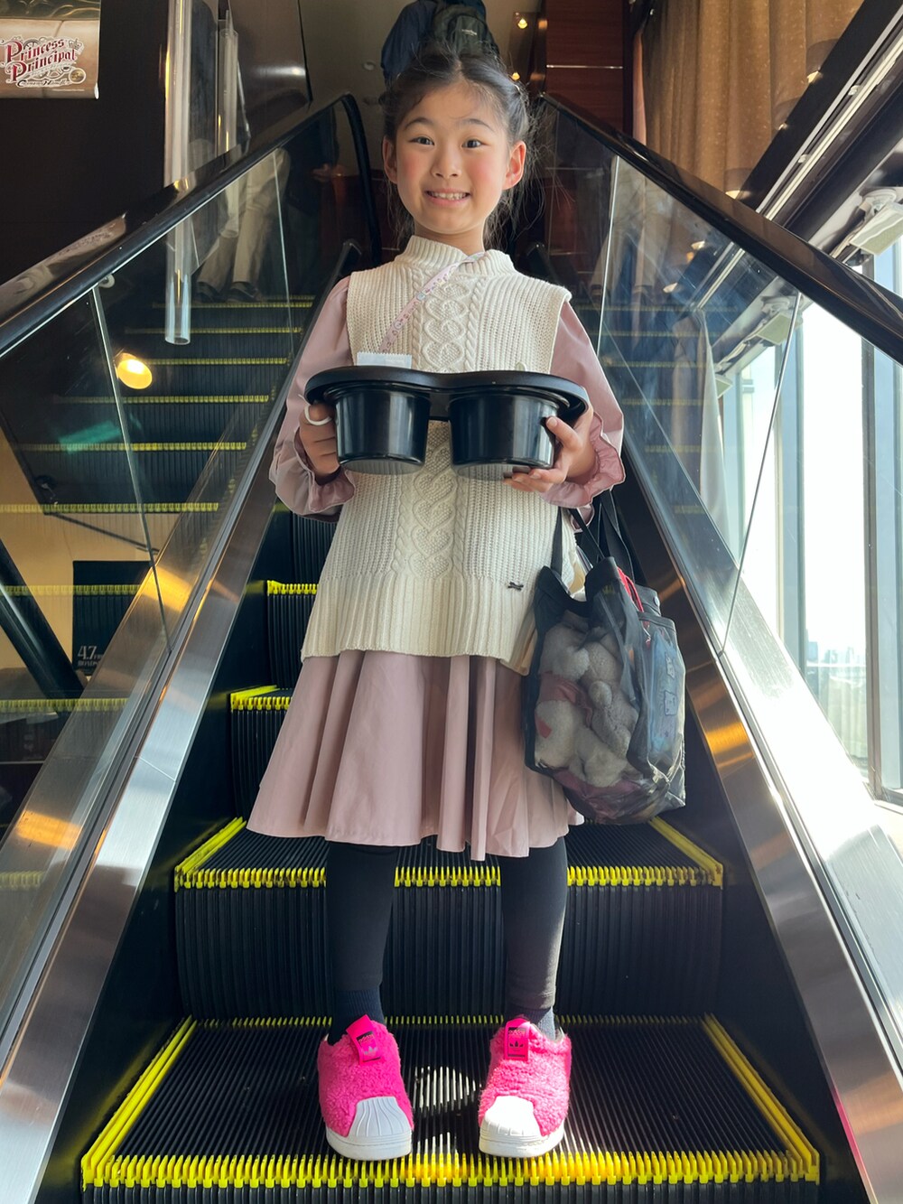 ピンク系のワンピース、ピンク系のスニーカーを着用したキッズの春コーディネートの2枚目の写真