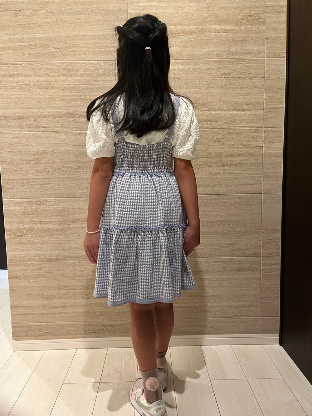 「Mezzo Piano、ジャンパースカート、キャミワンピ、千鳥格子柄、ティアードワンピース、パフスリーブ、NIKE、ZARA KIDS、スニーカー、小学生」｜「mezzo pianoのアイテム（サロペット/オーバーオール、ブルー系）」を使った、springbluespringさん（キッズ・134cm）の秋コーディネートの4枚目の写真