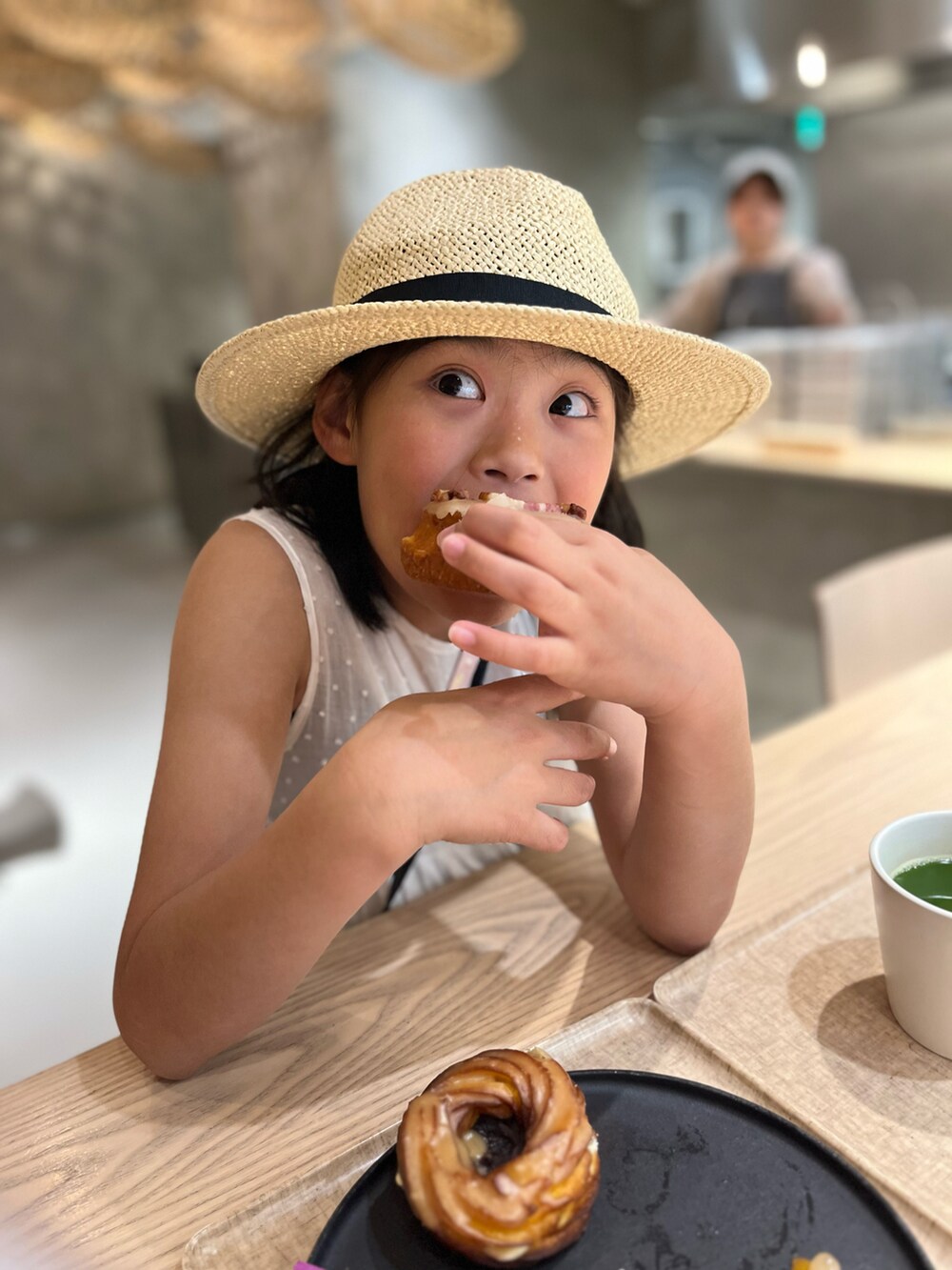 ホワイト系のワンピース、ベージュ系のハットを着用したキッズの春コーディネートの2枚目の写真