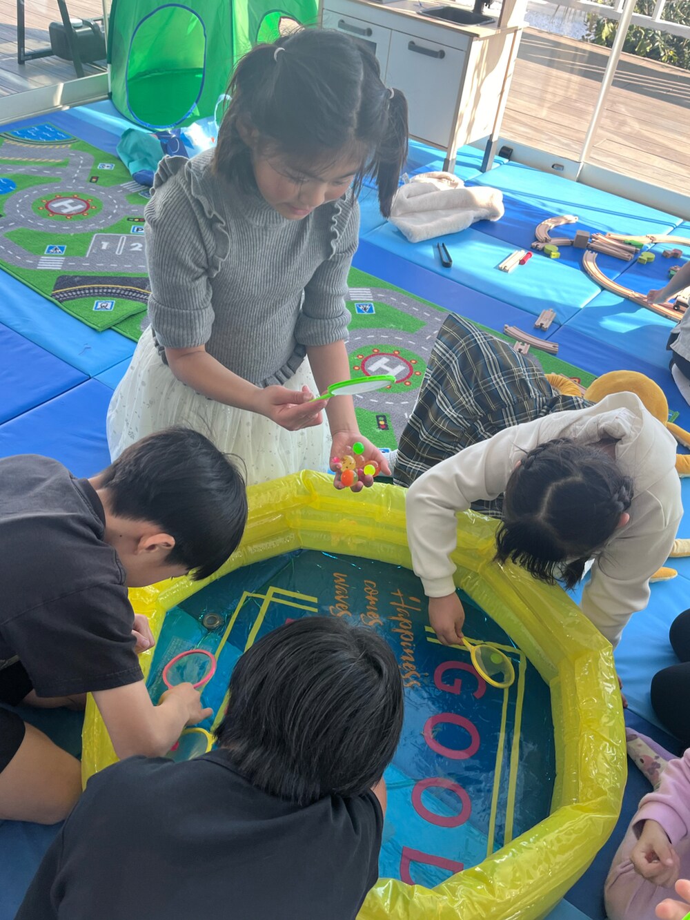 グレー系のドレスを着用したキッズの冬コーディネートの2枚目の写真