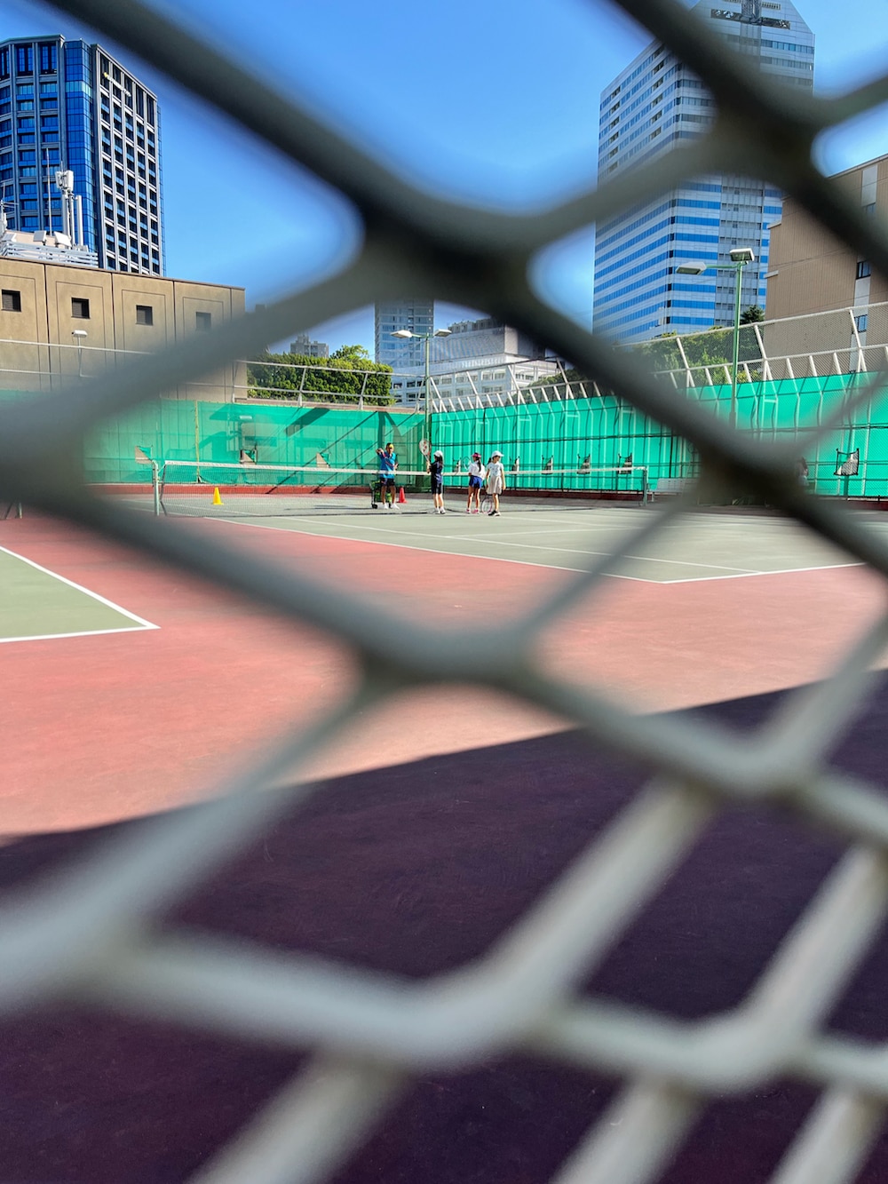 イエロー系のTシャツ/カットソー、ピンク系のスニーカー、ピンク系のサンバイザーを着用したキッズの夏コーディネートの4枚目の写真