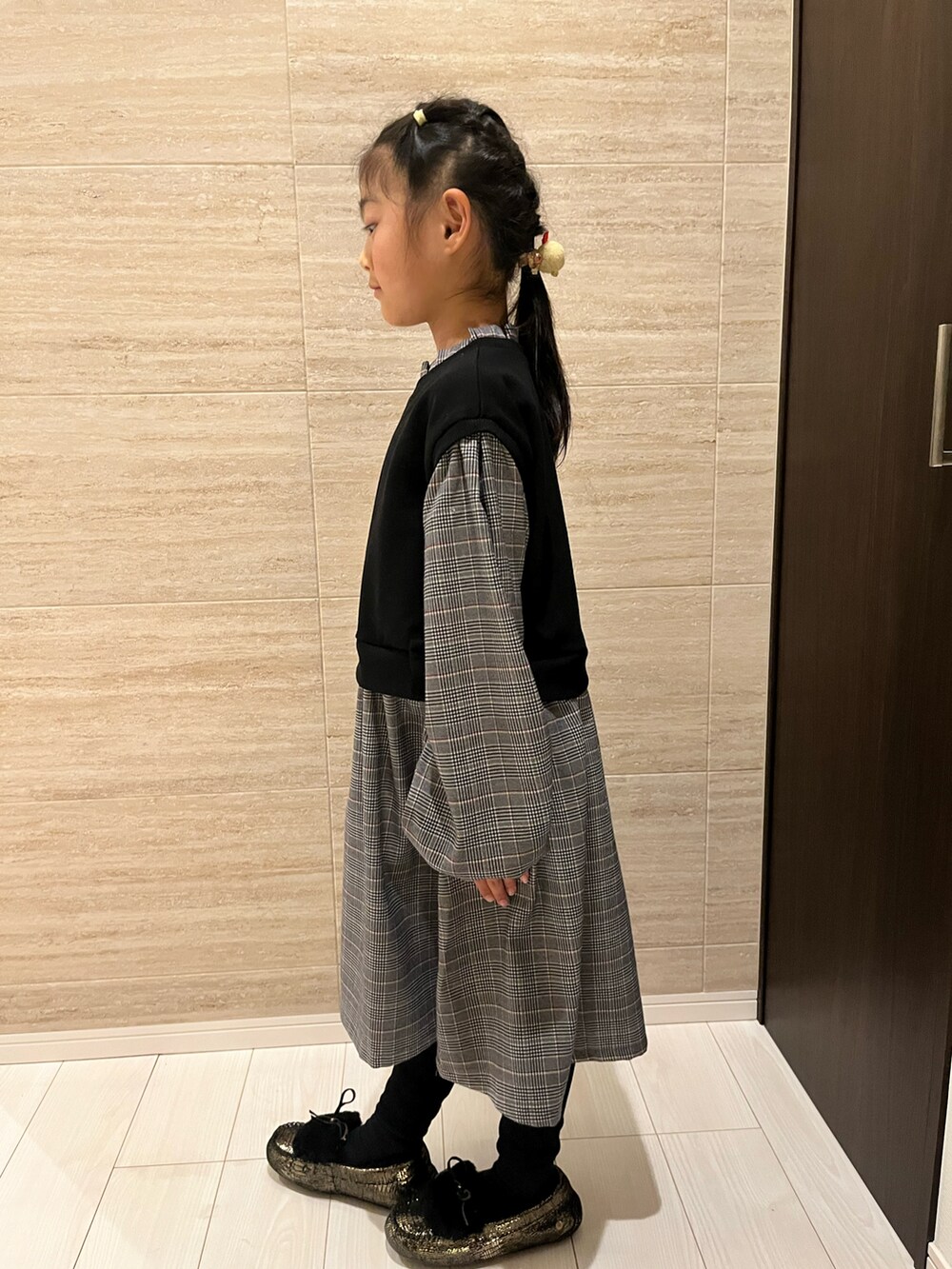 ブラック系のワンピース、ブラック系のローファー、ブラック系のレギンス/スパッツを着用したキッズの冬コーディネートの2枚目の写真