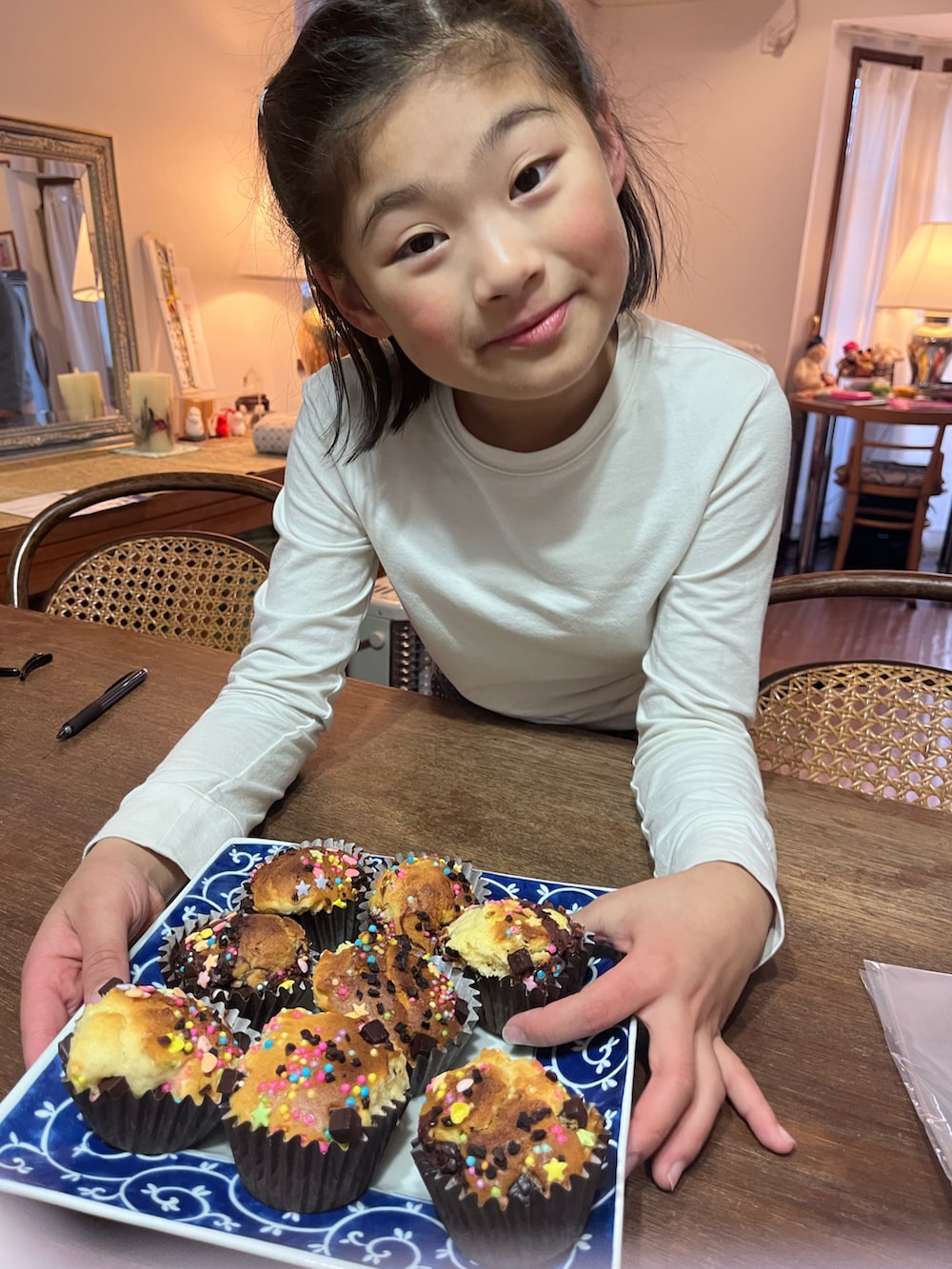 ブラック系のスウェットを着用したキッズの冬コーディネートの2枚目の写真