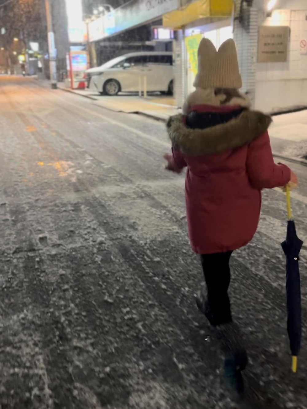 ピンク系のダウンジャケット/コート、ブルー系のブーツ、ベージュ系のニットキャップ/ビーニーを着用したキッズの冬コーディネートの3枚目の写真