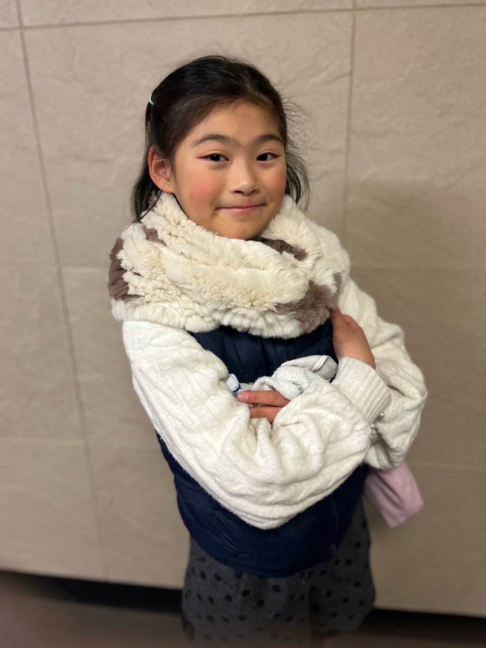 「ダウンベスト、ファースヌード、スヌード、短パン、ロングブーツ、UGGムートン、UGG、クリスタル、小学生、休日スタイル」｜「ママののアイテム（マフラー、ベージュ系）」を使った、springbluespringさん（キッズ・136cm）の冬コーディネートの3枚目の写真
