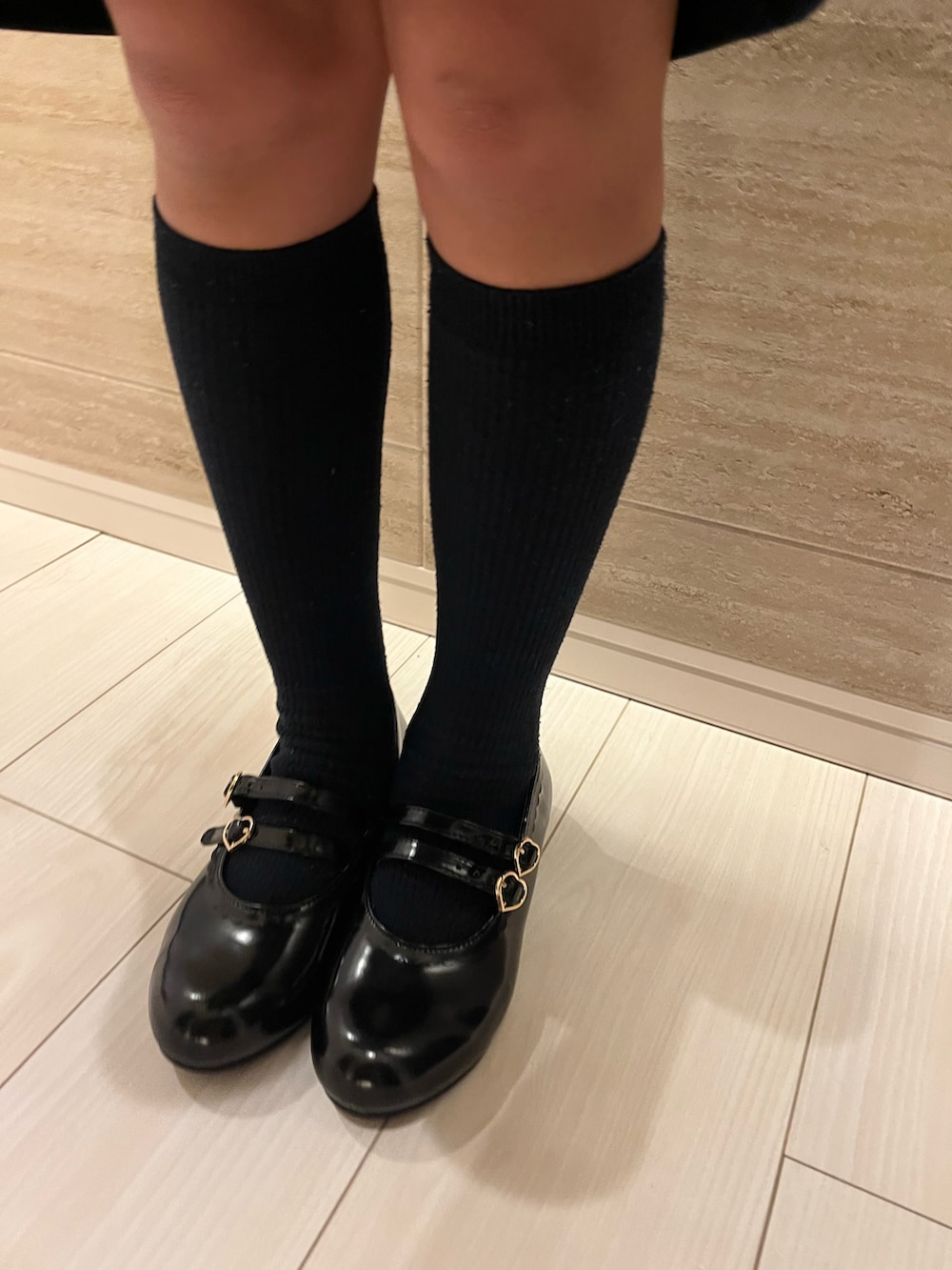 ブラック系のワンピース、ブラック系のパンプスを着用したキッズの春コーディネートの4枚目の写真