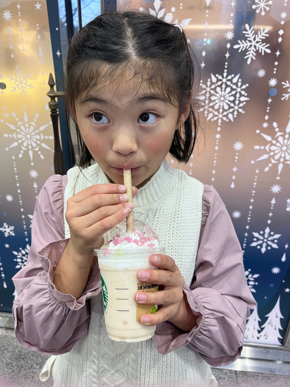 ピンク系のワンピース、シルバー系のスニーカーを着用したキッズの冬コーディネートの3枚目の写真
