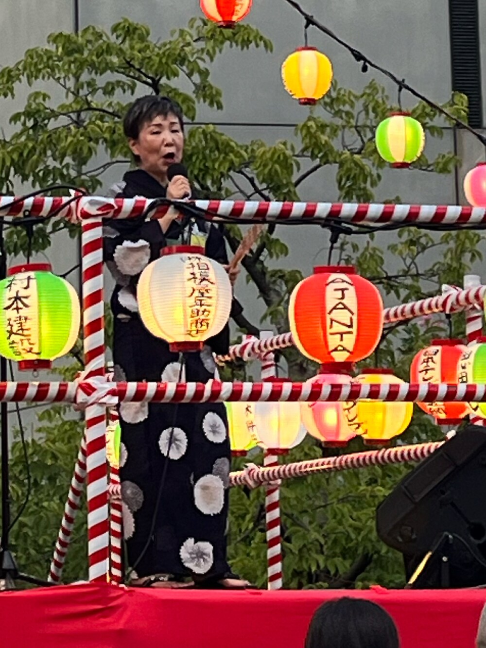 ホワイト系の浴衣を着用したキッズの夏コーディネートの4枚目の写真