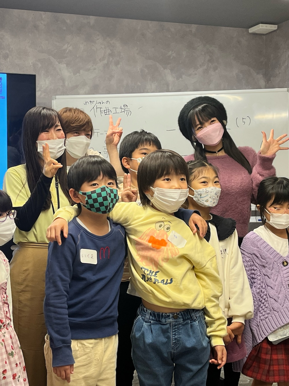 ホワイト系のスウェット、ブラック系のショルダーバッグ、パープル系のスニーカーを着用したキッズの冬コーディネートの5枚目の写真